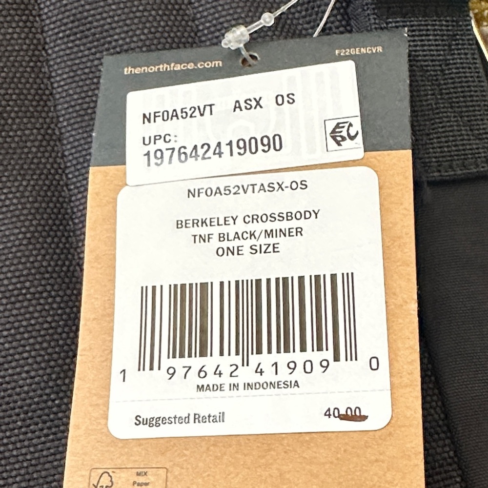 The North Face Black Berkeley Crossbody Bag. NWT’s. - Picture 6 of 10